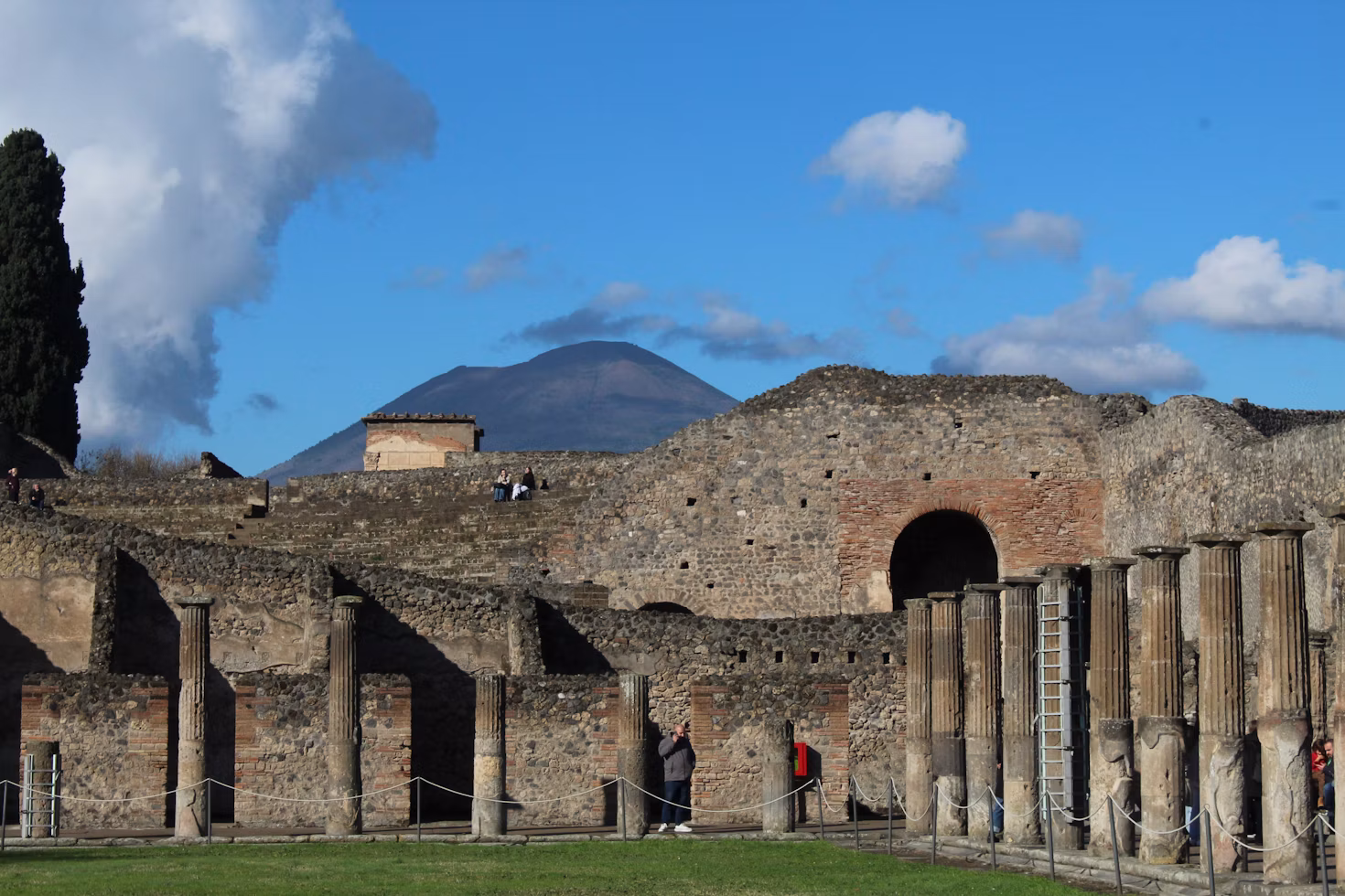 Ruinas y columnas de Pompeya con el Vesubio al fondo